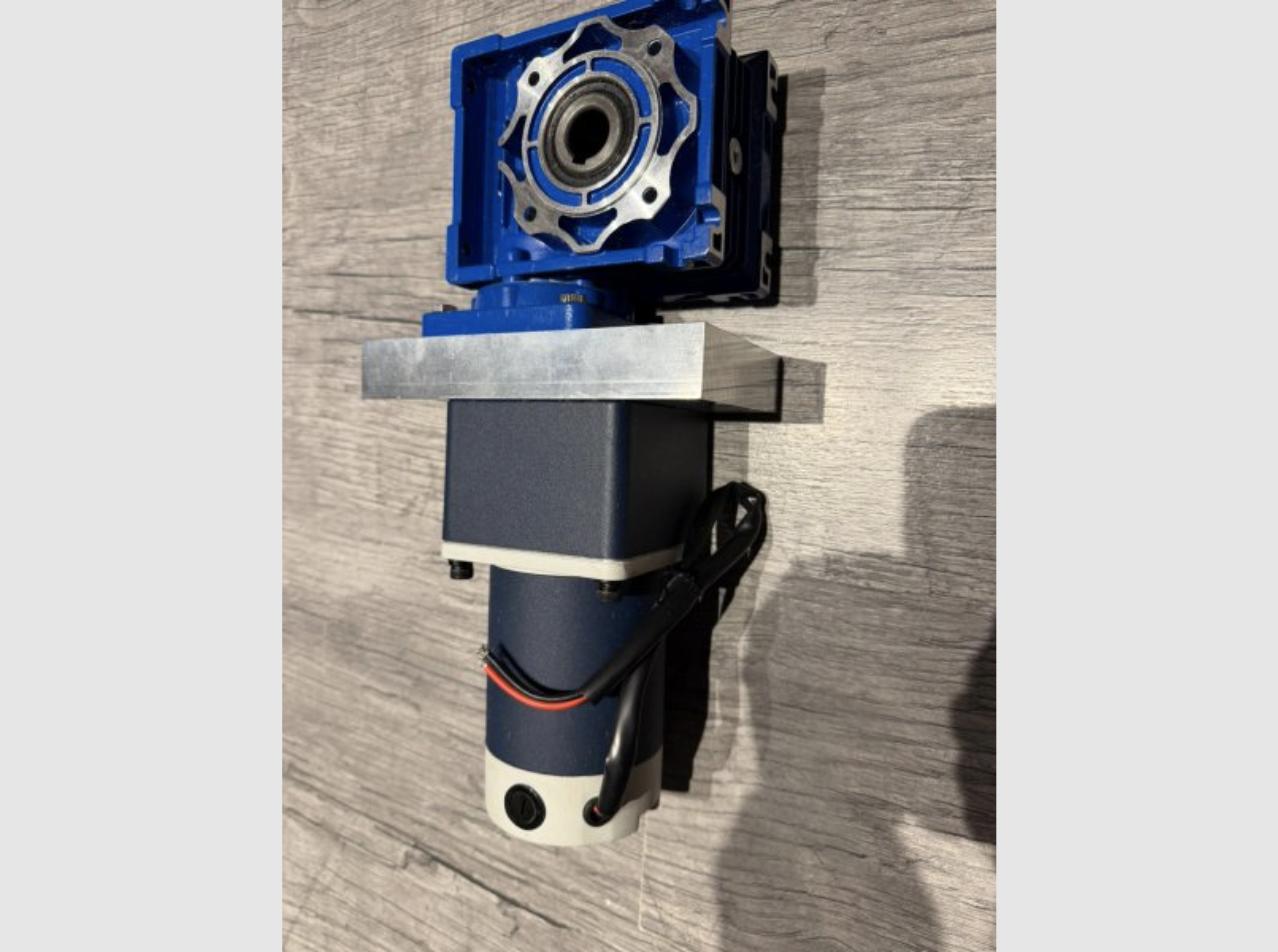Ensemble moteur-réducteur assemblé, fixé au mur