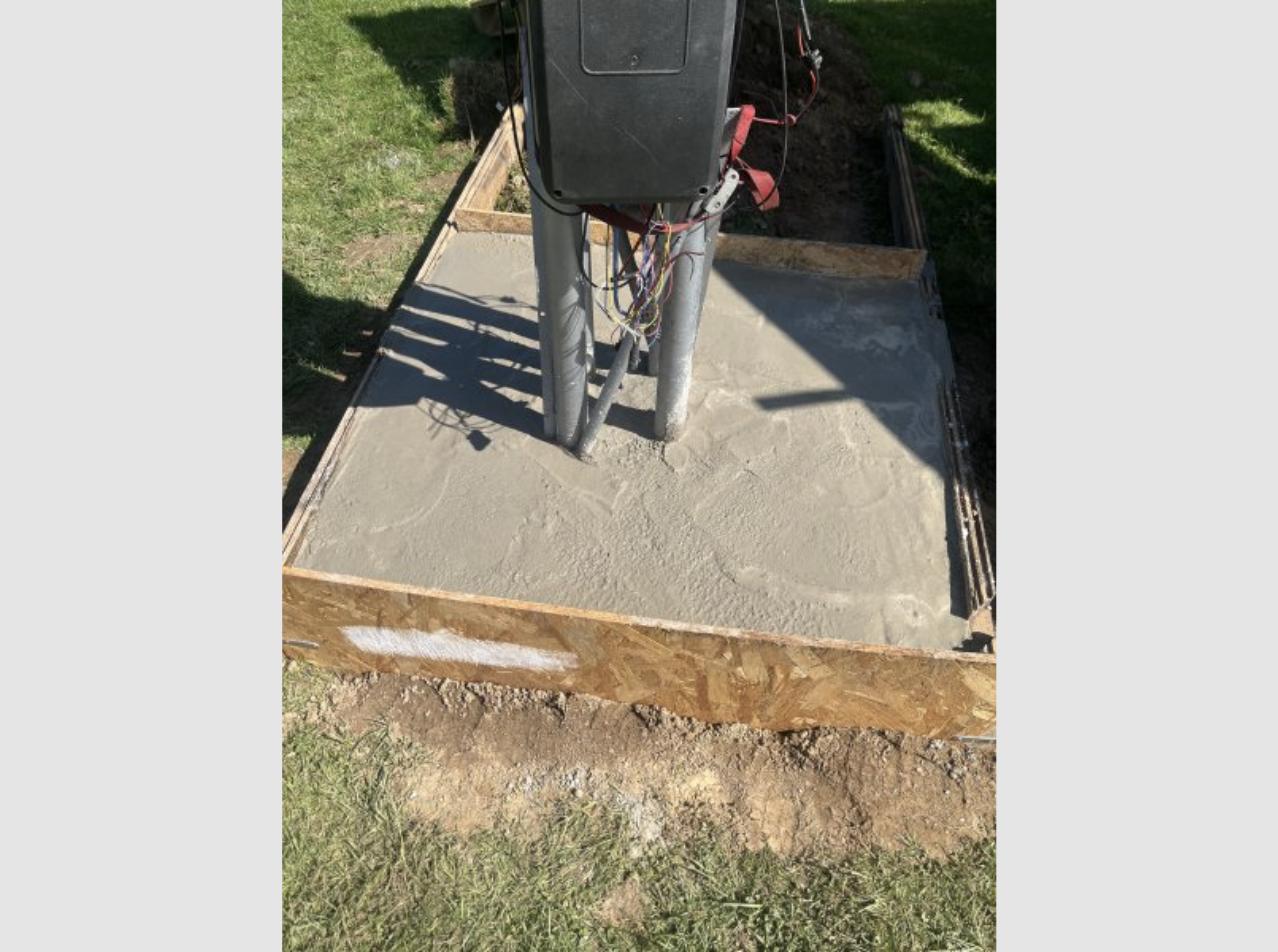Dalle de béton fraîchement coulée autour du poteau