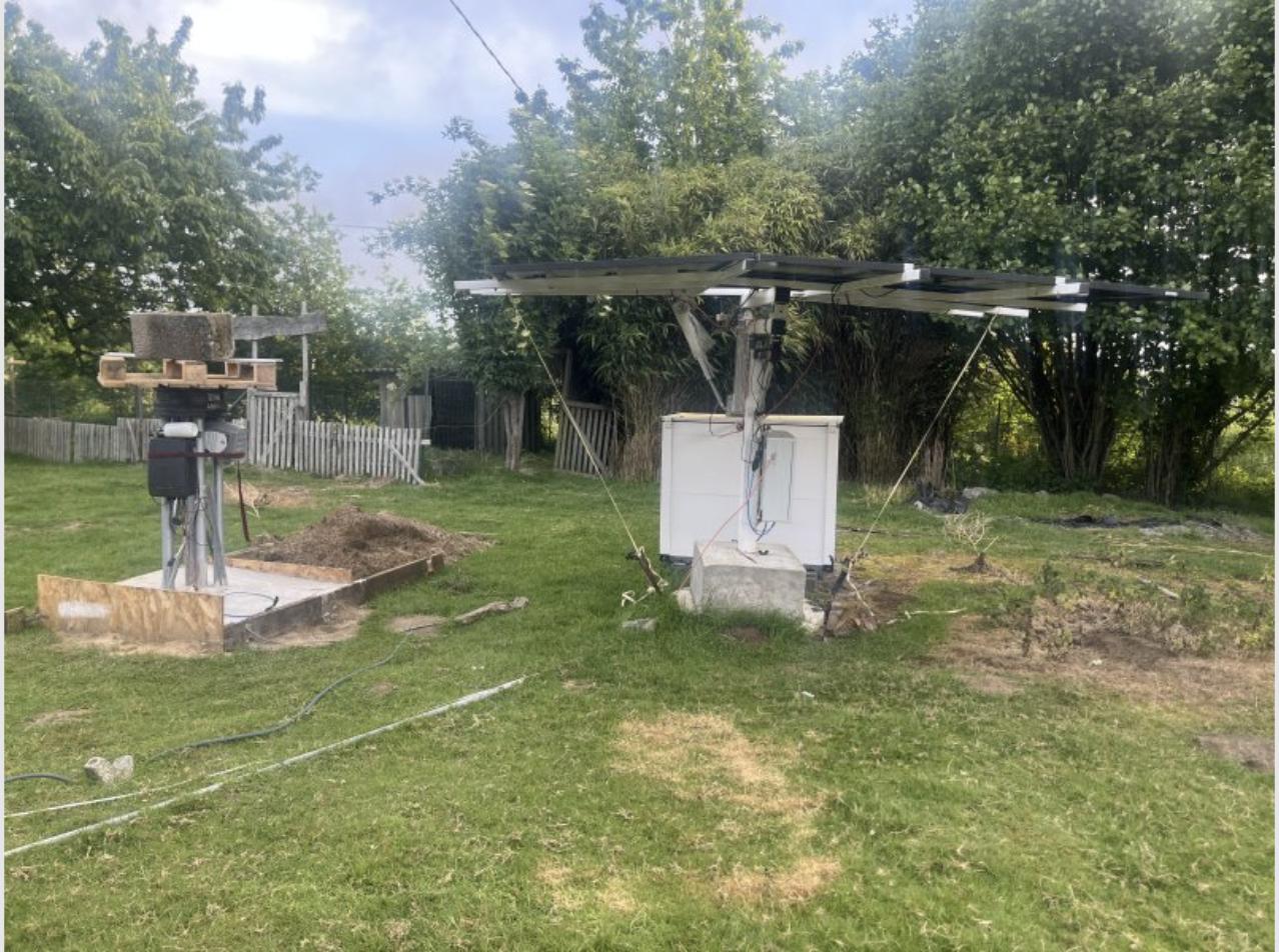Tracker solaire installé et déployé dans le jardin