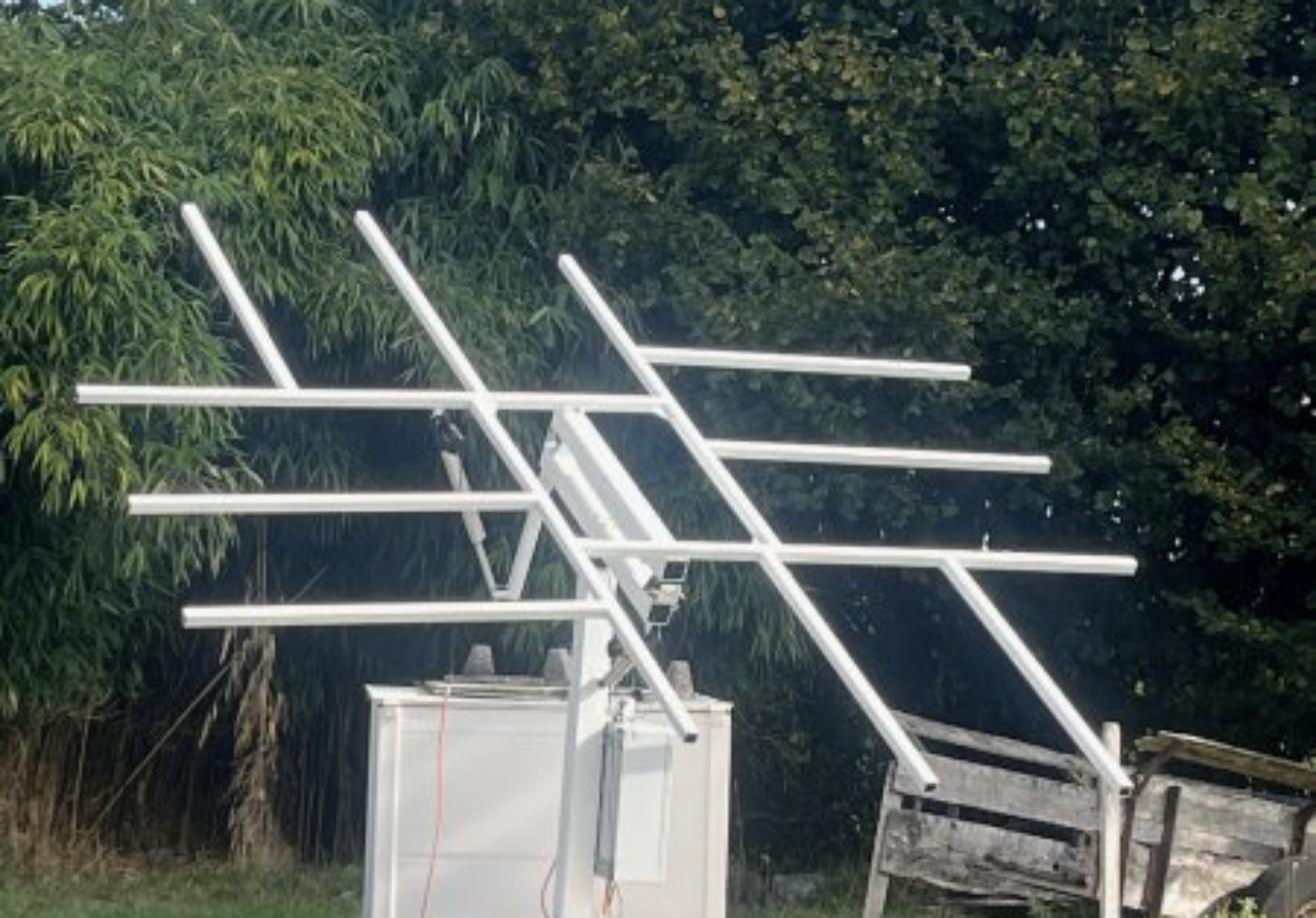 Structure du tracker V1 peinte en blanc, sans les panneaux