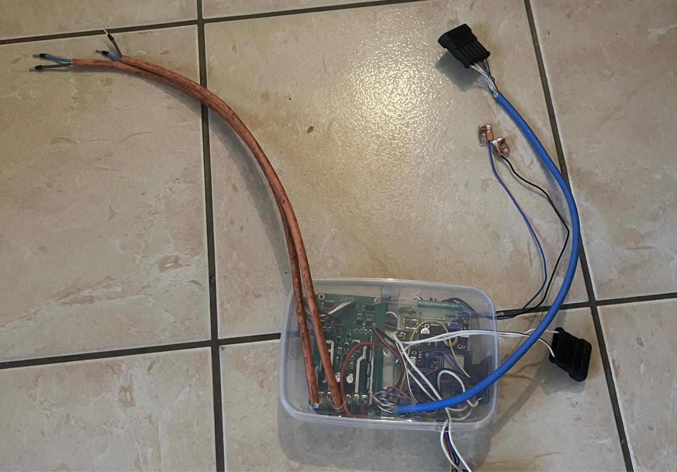 Carte PCB et câblage dans un boîtier étanche, avant fermeture