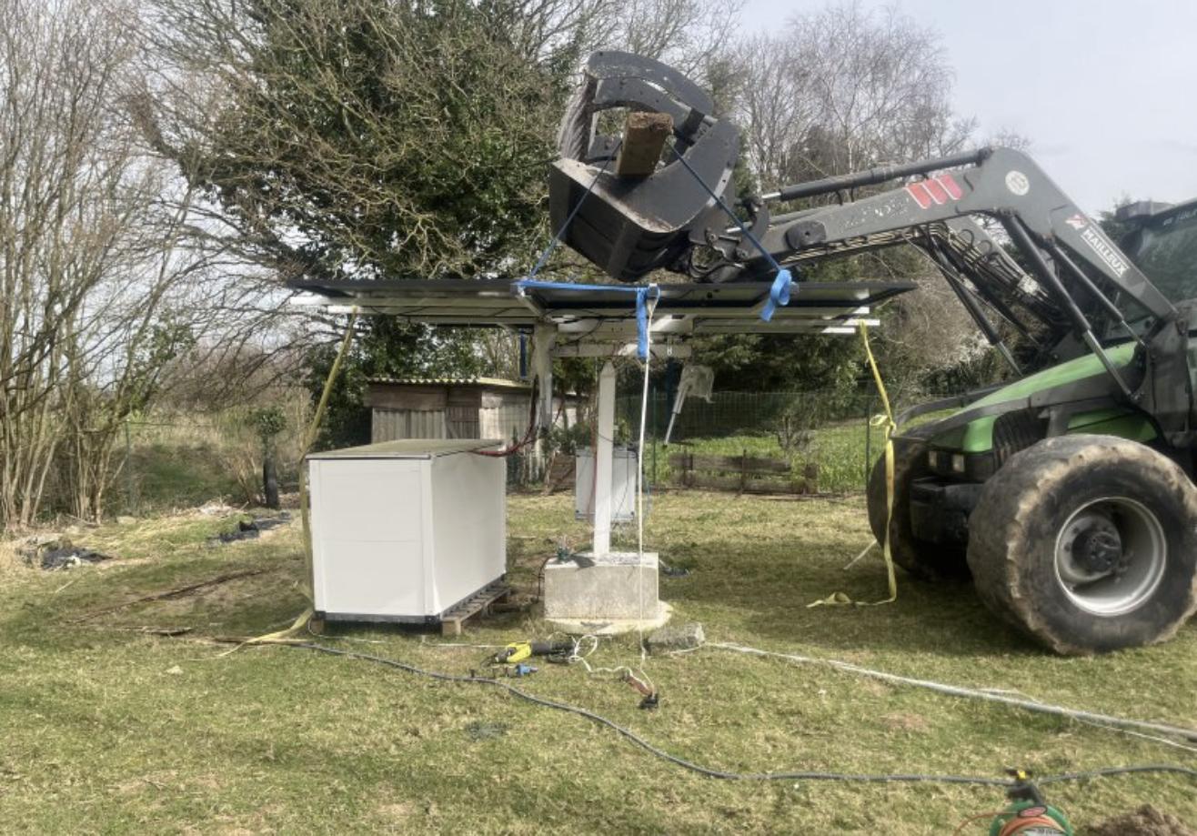 Levage de la structure du tracker V1 au tracteur avec fourche et sangles