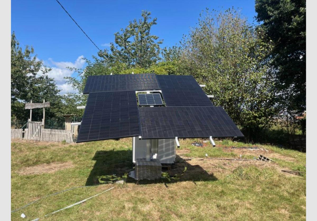 Tracker V1 entièrement déployé, panneaux au soleil, vu de l'arrière du jardin