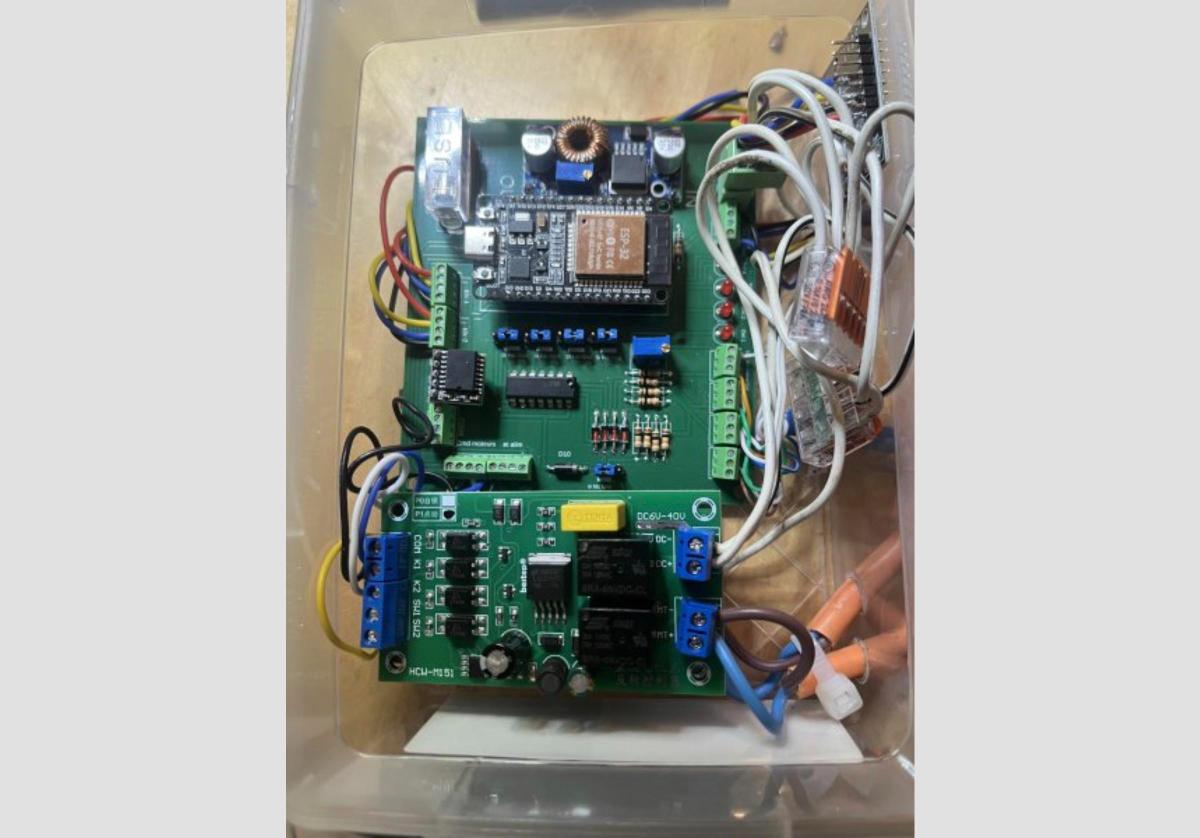 Carte PCB ESP32 V30 avec ses cartes relais, posée dans un bac de rangement
