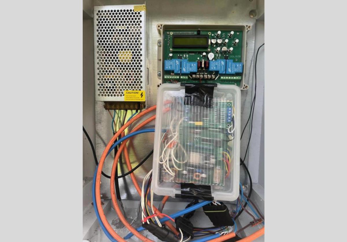 Coffret étanche ouvert avec alimentation, carte relais et ESP32 protégé dans une boîte plastique
