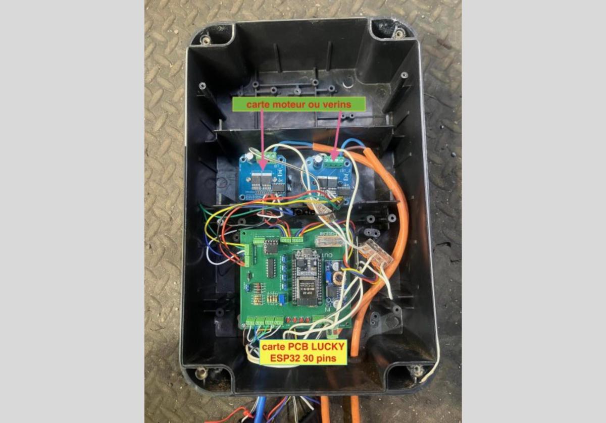Intérieur du boîtier de pilotage annoté : carte moteur/vérins et carte PCB de lucky avec ESP32 30 pins